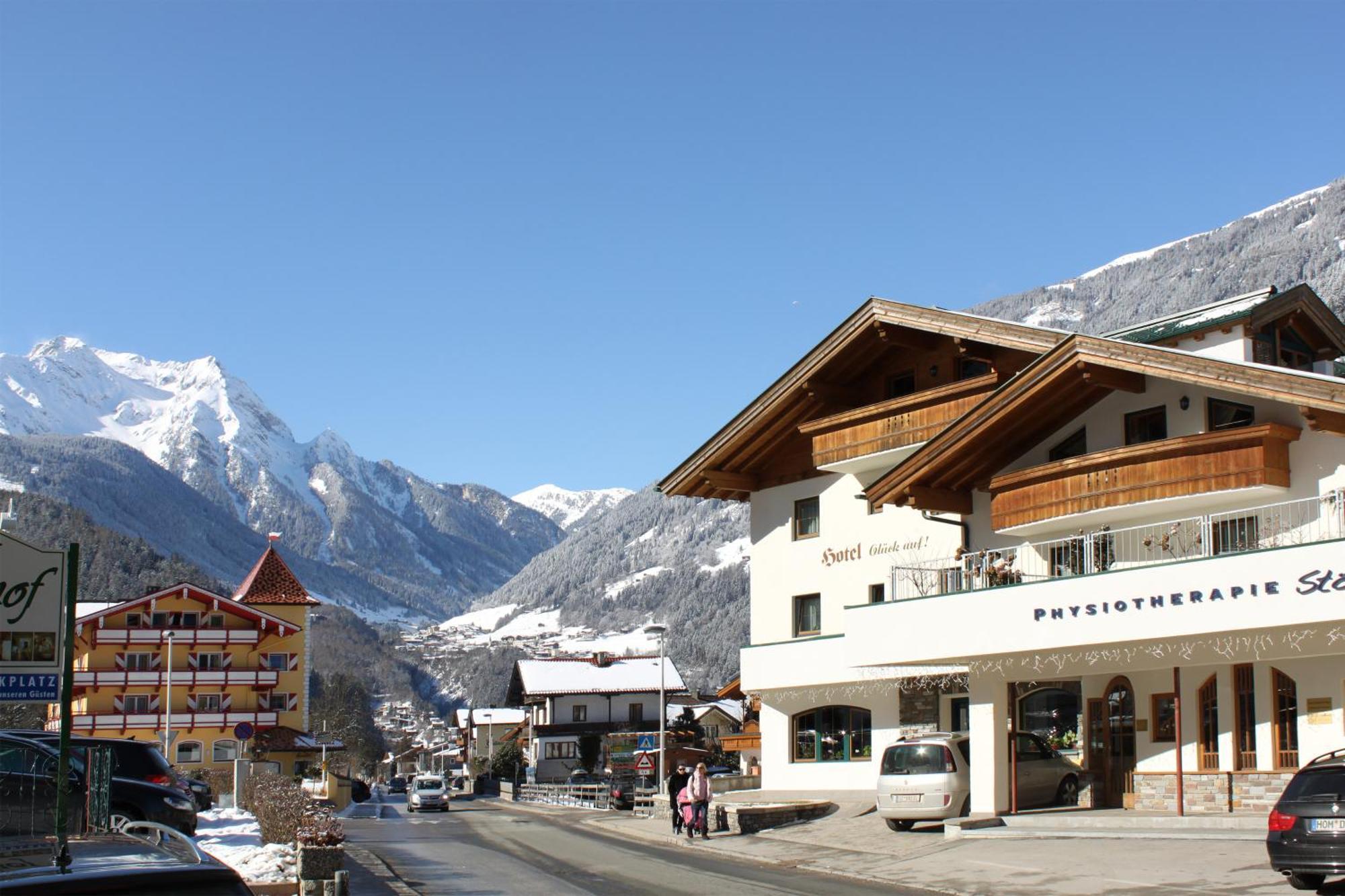 Hotel & Suites Glueck Auf 迈尔霍芬 外观 照片
